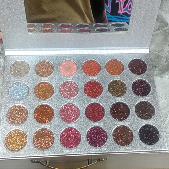 Jolie beauty eyeshadow pallet - Picture 1 of 3